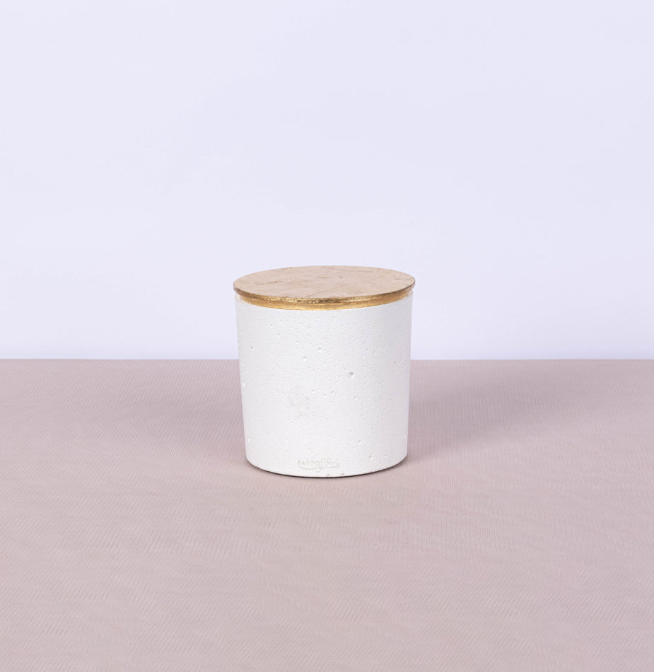 Large round white concrete box with gold leaf lid - Fastoun