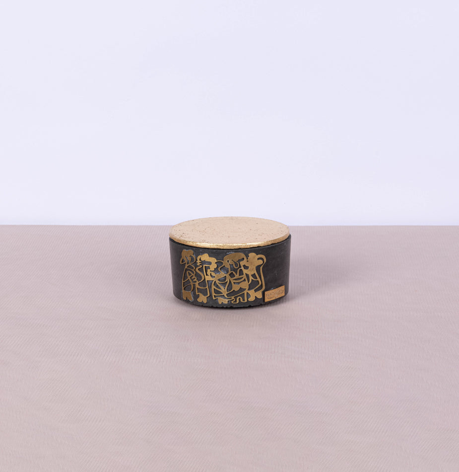 Small black round concrete box with graffiti in copper and gold leaf lid - Fastoun