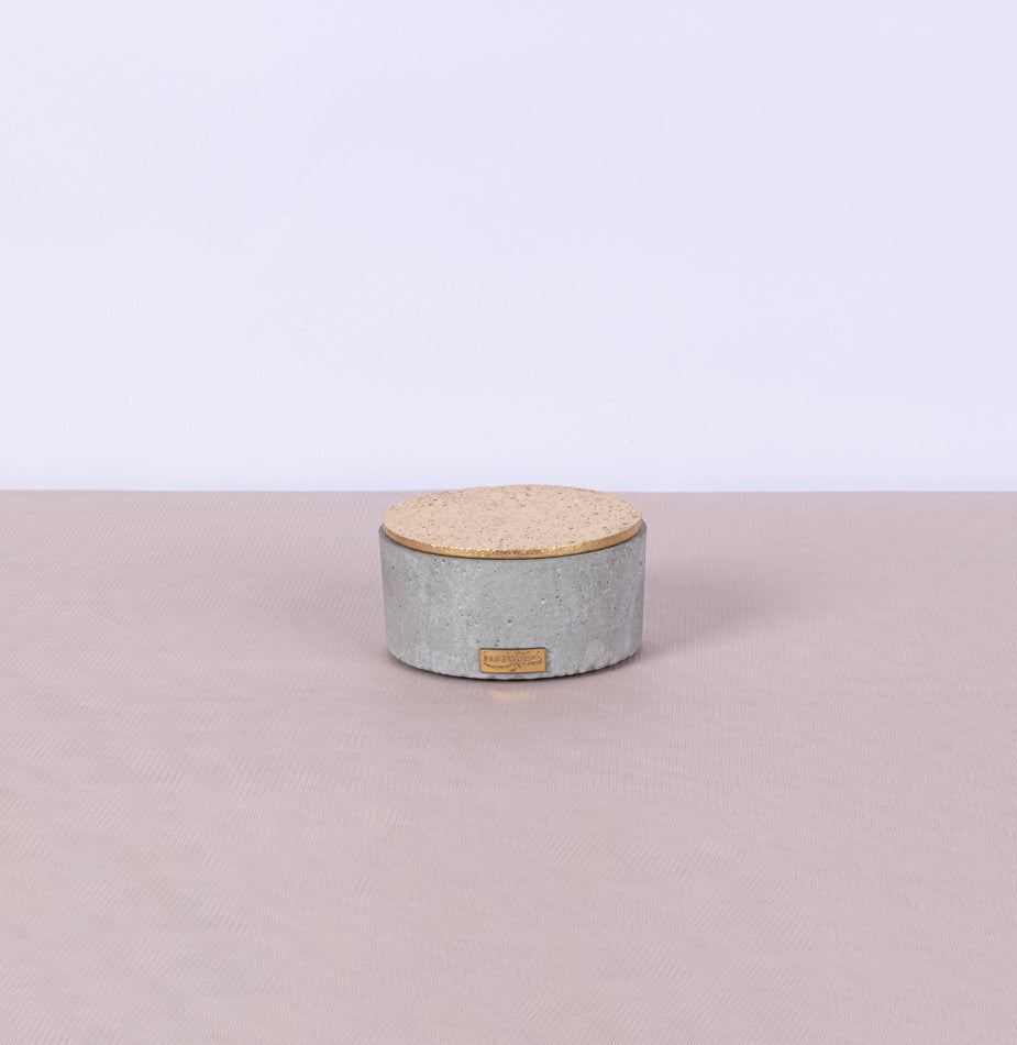 Small Round concrete box with gold leaf lid - Fastoun