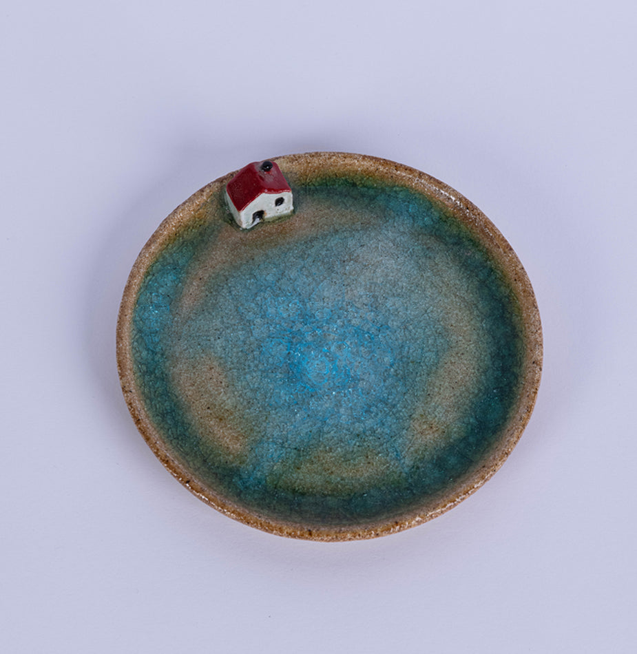 Round handmade flat plate with a house - Fastoun