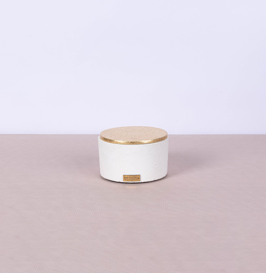 Small white round concrete box with gold leaf lid - Fastoun