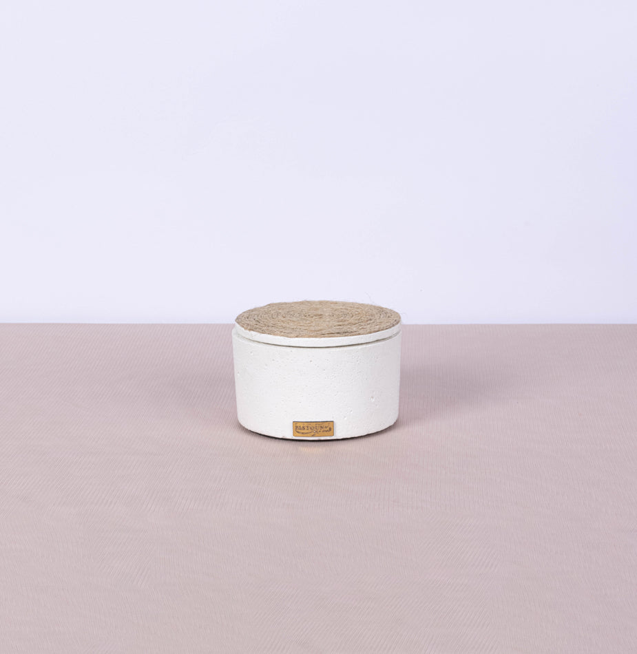 Small white round concrete box with vegetal rope lid - Fastoun