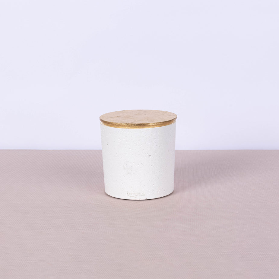 Large round white concrete box with gold leaf lid - Fastoun