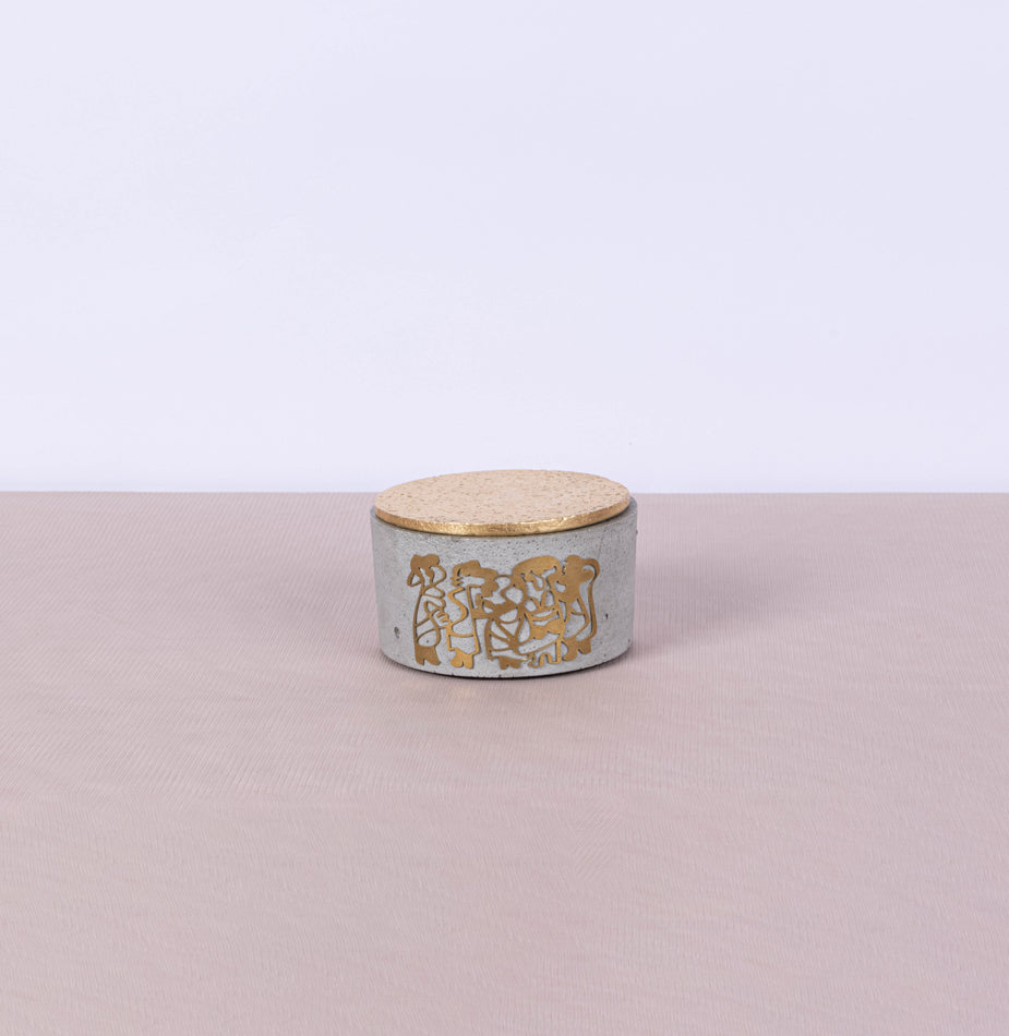 Small round concrete box with graffiti in copper and gold leaf lid - Fastoun