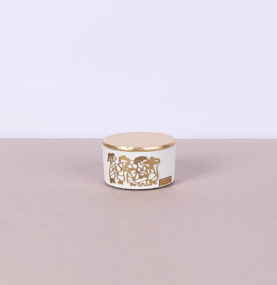 Small white round concrete box with graffiti in copper and gold leaf lid - Fastoun