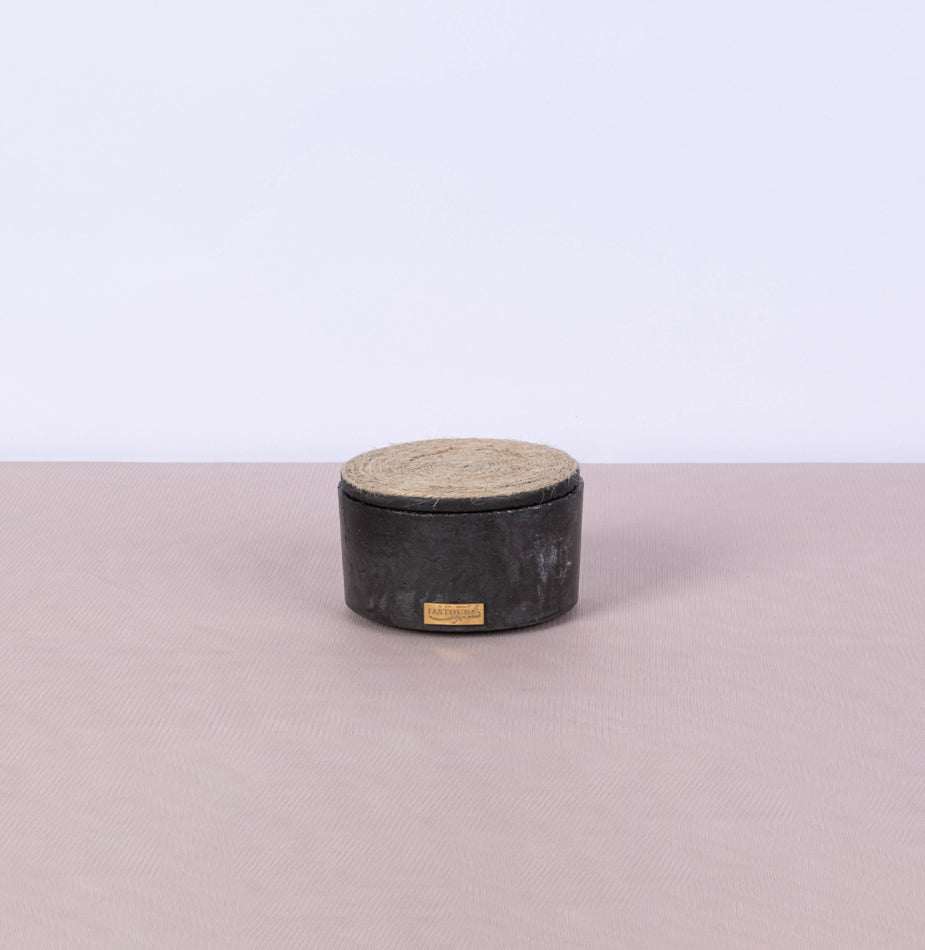 Small black round concrete box with vegetal rope lid - Fastoun