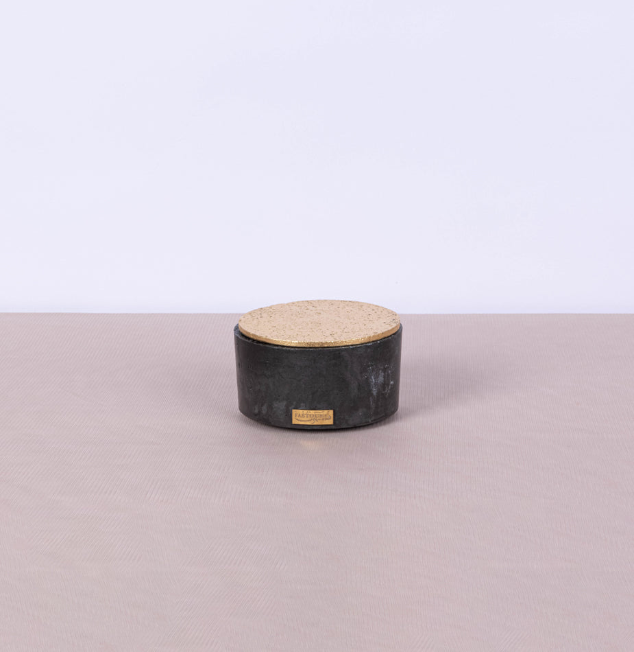 Small black round concrete box with gold leaf lid - Fastoun
