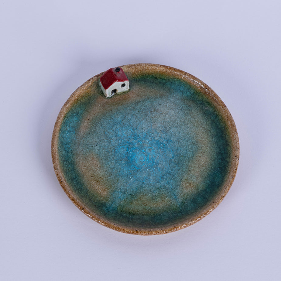 Round handmade flat plate with a house - Fastoun